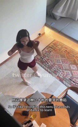 《高价VIP 福利群 泄密》性格活泼艺校身材非常顶的美乳白虎小美女【玉米】露脸私拍，塞跳蛋裸舞潮喷，各种高潮脸～稀缺资源值得收藏 截图4