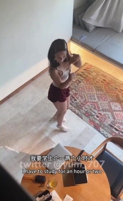 《高价VIP 福利群 泄密》性格活泼艺校身材非常顶的美乳白虎小美女【玉米】露脸私拍，塞跳蛋裸舞潮喷，各种高潮脸～稀缺资源值得收藏 截图5