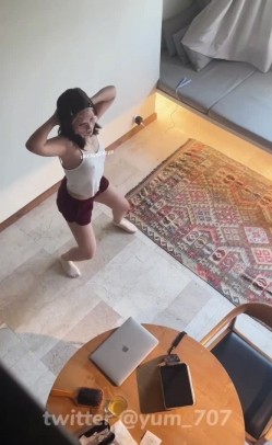 《高价VIP 福利群 泄密》性格活泼艺校身材非常顶的美乳白虎小美女【玉米】露脸私拍，塞跳蛋裸舞潮喷，各种高潮脸～稀缺资源值得收藏 截图12