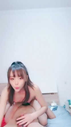 面孔清纯长发尤物卖力口活，手打飞机，相互69互玩，女上位无套啪啪，紧要关头射在肚脐上 截图4