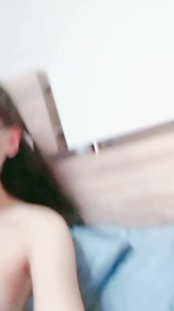 面孔清纯长发尤物卖力口活，手打飞机，相互69互玩，女上位无套啪啪，紧要关头射在肚脐上 截图15