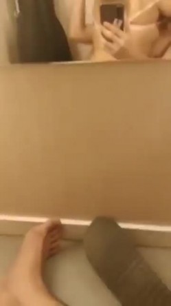 《婀娜多姿 极品骚婊》保时捷车模为赚钱下海被炮友各种操，小背心哪咤头展示身材，蹲着被炮友插嘴，后入大白美臀 截图6