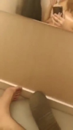 《婀娜多姿 极品骚婊》保时捷车模为赚钱下海被炮友各种操，小背心哪咤头展示身材，蹲着被炮友插嘴，后入大白美臀 截图7