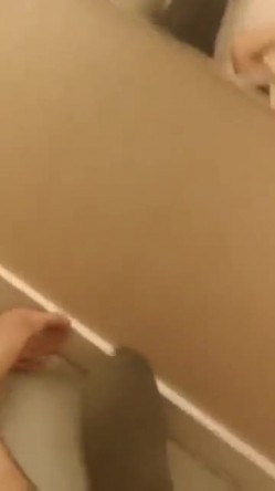 《婀娜多姿 极品骚婊》保时捷车模为赚钱下海被炮友各种操，小背心哪咤头展示身材，蹲着被炮友插嘴，后入大白美臀 截图16