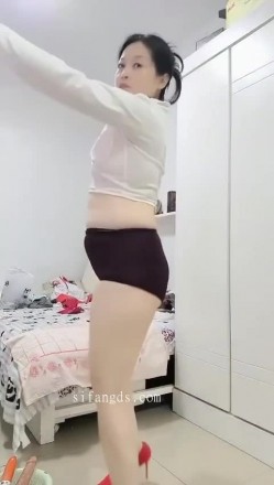 最新抖音泄密！熟女空必备！BBW白皙骚妻【孟楠】裸舞自慰搞屁眼性爱，各种蔬菜生活用品自慰喷水 截图2