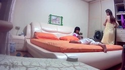 《居家摄像头破解》偷窥刚洗完澡出来换睡衣的少妇 截图1