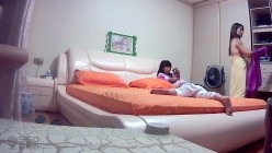 《居家摄像头破解》偷窥刚洗完澡出来换睡衣的少妇 截图2