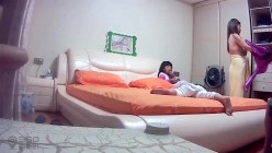 《居家摄像头破解》偷窥刚洗完澡出来换睡衣的少妇 截图3