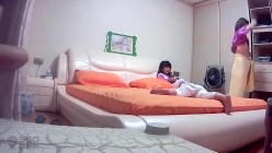 《居家摄像头破解》偷窥刚洗完澡出来换睡衣的少妇 截图4