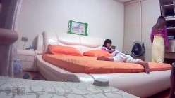 《居家摄像头破解》偷窥刚洗完澡出来换睡衣的少妇 截图5