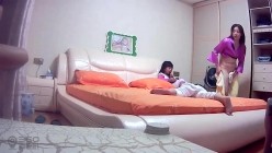 《居家摄像头破解》偷窥刚洗完澡出来换睡衣的少妇 截图6
