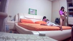 《居家摄像头破解》偷窥刚洗完澡出来换睡衣的少妇 截图7