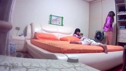 《居家摄像头破解》偷窥刚洗完澡出来换睡衣的少妇 截图12