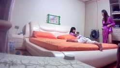 《居家摄像头破解》偷窥刚洗完澡出来换睡衣的少妇 截图15