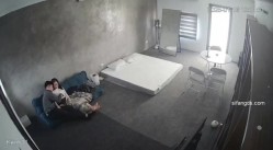 黑客破解家庭网络摄像头偷拍住毛坯房的年轻情侣疯狂做爱有时一天做爱几次 截图1