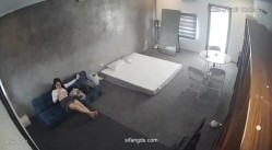 黑客破解家庭网络摄像头偷拍住毛坯房的年轻情侣疯狂做爱有时一天做爱几次 截图3