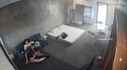 黑客破解家庭网络摄像头偷拍住毛坯房的年轻情侣疯狂做爱有时一天做爱几次 截图5