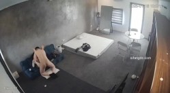 黑客破解家庭网络摄像头偷拍住毛坯房的年轻情侣疯狂做爱有时一天做爱几次 截图6