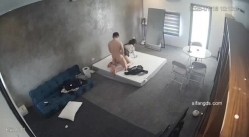 黑客破解家庭网络摄像头偷拍住毛坯房的年轻情侣疯狂做爱有时一天做爱几次 截图8
