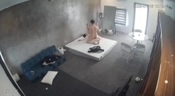 黑客破解家庭网络摄像头偷拍住毛坯房的年轻情侣疯狂做爱有时一天做爱几次 截图14