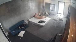 黑客破解家庭网络摄像头偷拍住毛坯房的年轻情侣疯狂做爱有时一天做爱几次 截图15