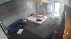 黑客破解家庭网络摄像头偷拍住毛坯房的年轻情侣疯狂做爱有时一天做爱几次 截图16