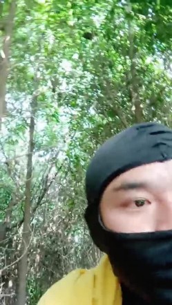 开档黑丝少妇露脸跟小哥激情户外，小树林里偷情啪啪，奶罩挂在树上口交大鸡巴， 多体位爆草抽插无套好刺激 截图16