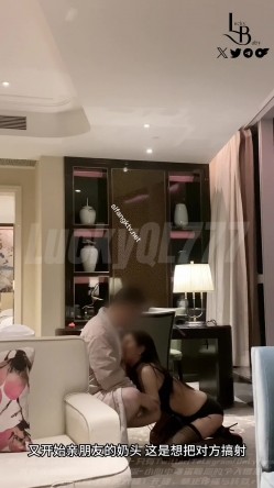 【最强 ️绿妻大神】Lucky 万狼期待天府绿帽大神 深圳朋友未知是我妻子下集2 狗链调教性爱 爆肏女神呻吟都让你飙精 截图1