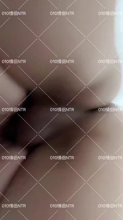 淫乱绿帽情侣『010情侣』群P 交换 淫乱盛宴！两个小母狗脸对着脸被俩老公在后面激烈输出 被操得淫相毕露 截图1