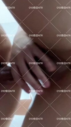 淫乱绿帽情侣『010情侣』群P 交换 淫乱盛宴！两个小母狗脸对着脸被俩老公在后面激烈输出 被操得淫相毕露 截图2