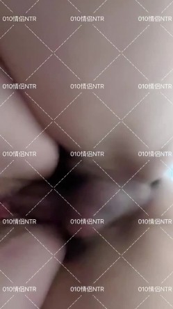 淫乱绿帽情侣『010情侣』群P 交换 淫乱盛宴！两个小母狗脸对着脸被俩老公在后面激烈输出 被操得淫相毕露 截图7