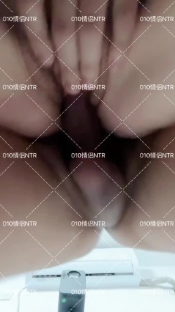 淫乱绿帽情侣『010情侣』群P 交换 淫乱盛宴！两个小母狗脸对着脸被俩老公在后面激烈输出 被操得淫相毕露 截图10