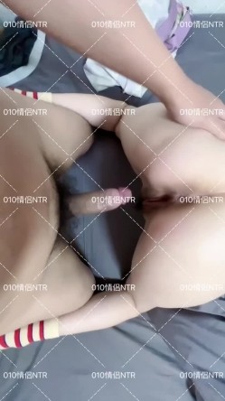 淫乱绿帽情侣『010情侣』群P 交换 淫乱盛宴！两个小母狗脸对着脸被俩老公在后面激烈输出 被操得淫相毕露 截图12