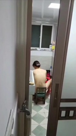合租妹子洗澡不关门,还故意发出很大的声音,偷偷过去把门打开一条缝偷看她洗澡,看完了还细心关好门 截图1