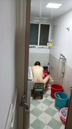 合租妹子洗澡不关门,还故意发出很大的声音,偷偷过去把门打开一条缝偷看她洗澡,看完了还细心关好门 截图2
