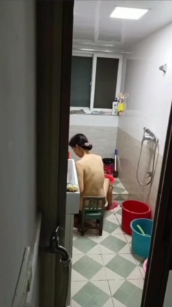 合租妹子洗澡不关门,还故意发出很大的声音,偷偷过去把门打开一条缝偷看她洗澡,看完了还细心关好门 截图3