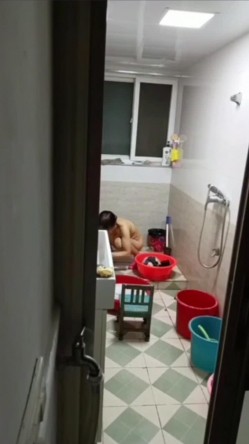 合租妹子洗澡不关门,还故意发出很大的声音,偷偷过去把门打开一条缝偷看她洗澡,看完了还细心关好门 截图4