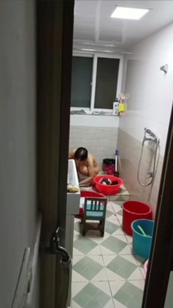 合租妹子洗澡不关门,还故意发出很大的声音,偷偷过去把门打开一条缝偷看她洗澡,看完了还细心关好门 截图5
