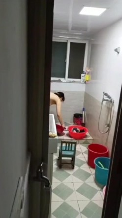 合租妹子洗澡不关门,还故意发出很大的声音,偷偷过去把门打开一条缝偷看她洗澡,看完了还细心关好门 截图8