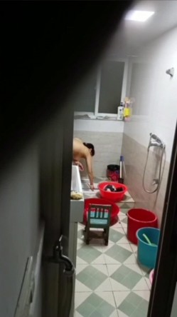 合租妹子洗澡不关门,还故意发出很大的声音,偷偷过去把门打开一条缝偷看她洗澡,看完了还细心关好门 截图9