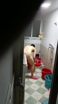 合租妹子洗澡不关门,还故意发出很大的声音,偷偷过去把门打开一条缝偷看她洗澡,看完了还细心关好门 截图11