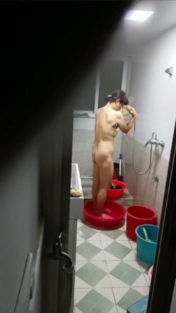 合租妹子洗澡不关门,还故意发出很大的声音,偷偷过去把门打开一条缝偷看她洗澡,看完了还细心关好门 截图14