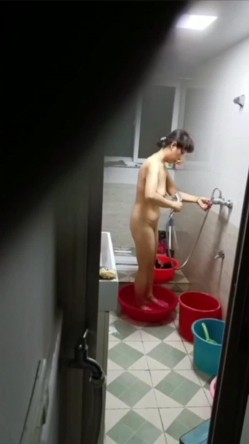 合租妹子洗澡不关门,还故意发出很大的声音,偷偷过去把门打开一条缝偷看她洗澡,看完了还细心关好门 截图15