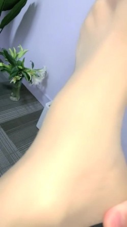 【Avove】，野战爱好者，带着炮友各地留精，最爱无毛肥逼包臀裙肉丝 截图11
