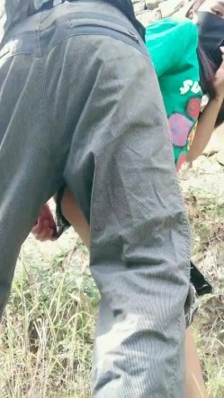 户外小少妇苞米地边勾搭农民伯伯激情啪啪，口交大鸡巴让小哥草嘴，直接站着爆草抽插揉捏骚奶子，激情上位 截图1