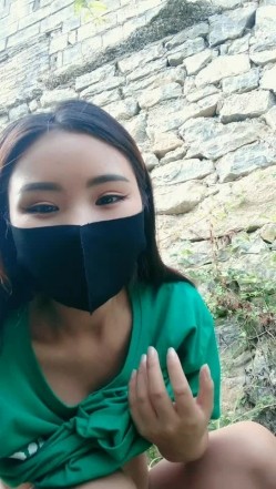 户外小少妇苞米地边勾搭农民伯伯激情啪啪，口交大鸡巴让小哥草嘴，直接站着爆草抽插揉捏骚奶子，激情上位 截图2