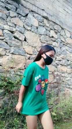 户外小少妇苞米地边勾搭农民伯伯激情啪啪，口交大鸡巴让小哥草嘴，直接站着爆草抽插揉捏骚奶子，激情上位 截图13