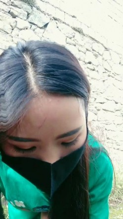 户外小少妇苞米地边勾搭农民伯伯激情啪啪，口交大鸡巴让小哥草嘴，直接站着爆草抽插揉捏骚奶子，激情上位 截图14