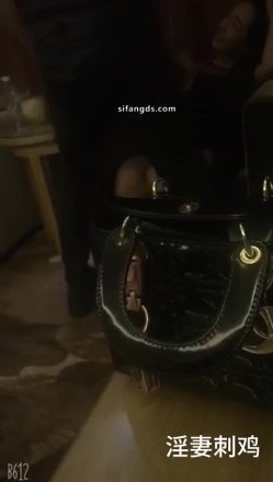 顶级淫妻博主，【刺鸡】，分享老婆给单男操多P，露脸，这个少妇真是骚，喜欢大学生 截图1
