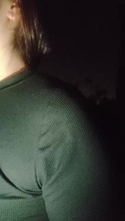 深夜的少妇勾搭小哥互动车震，主动抓着小哥的手揉捏自己的骚奶子，口交大鸡巴，在后排多体位爆草抽插好刺激 截图3